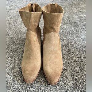 Sofft Woman’s Annabell Barley Suede Boots
Size 6.5 New (Small Mark See 3rd Pix)